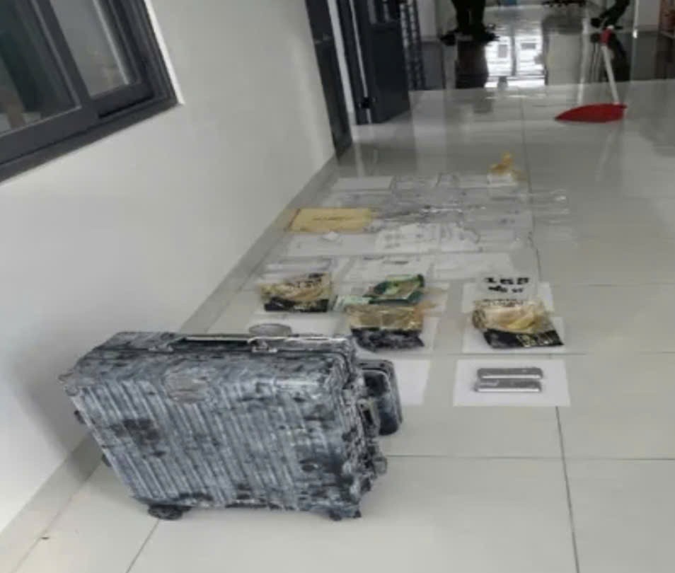 Phát hiện vali chứa hơn 2,7kg ma túy bị ném vào sân nhà nguyên bí thư xã ở Lâm Đồng