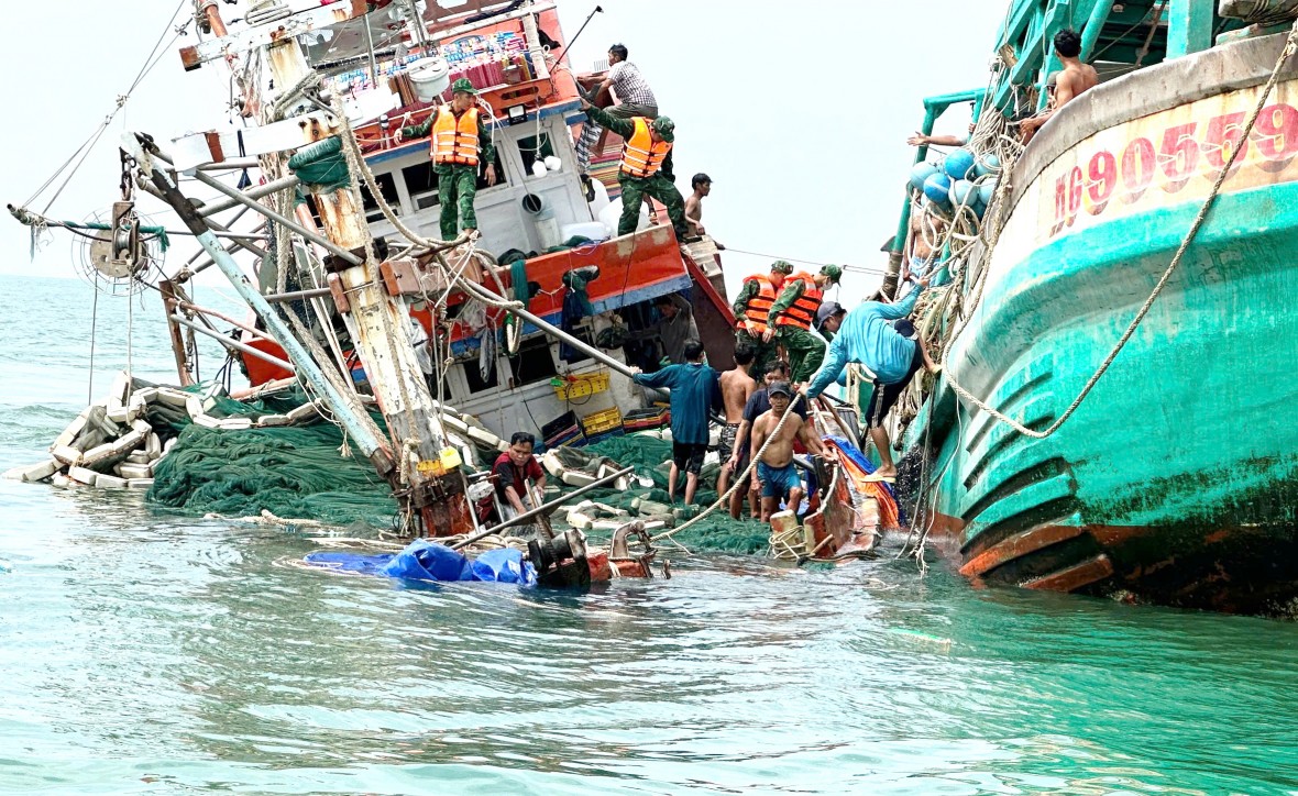 Cà Mau: Kịp thời cứu nạn 13 ngư dân trên tàu cá bị chìm gần đảo Hòn Chuối