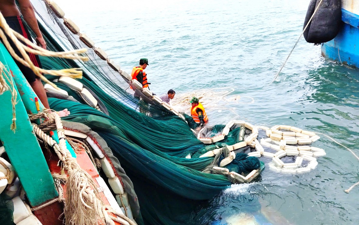 Cà Mau: Kịp thời cứu nạn 13 ngư dân trên tàu cá bị chìm gần đảo Hòn Chuối