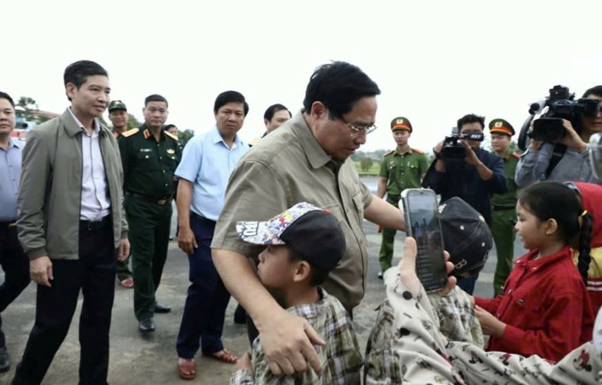 Thủ tướng Chính phủ thăm hỏi, động viên bà con vùng chịu ảnh hưởng nặng nề sau bão lũ tỉnh Đắk Lắk.