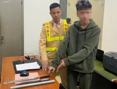 Cảnh sát giao thông Hà Nội khống chế đối tượng mang hung khí đi đánh nhau