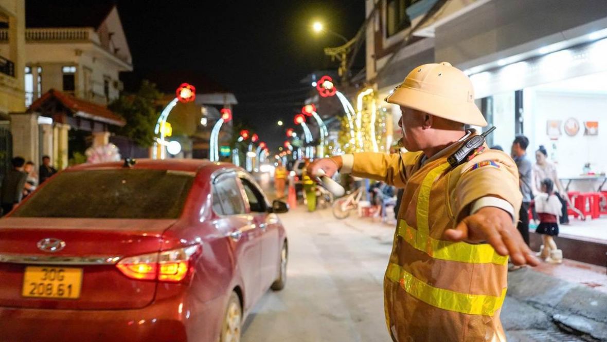 CSGT Hà Nội tăng cường tuần tra, kiểm soát giao thông trong đêm giúp người dân vui đón Noel