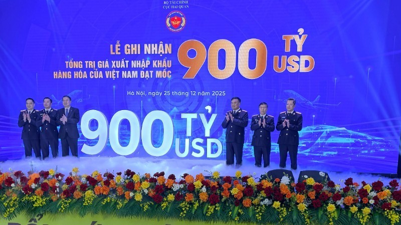 Lãnh đạo Bộ Tài chính, Cục Hải quan tại Lễ ghi nhận tổng giá trị xuất nhập khẩu hàng hóa cán mốc 900 tỷ USD. 