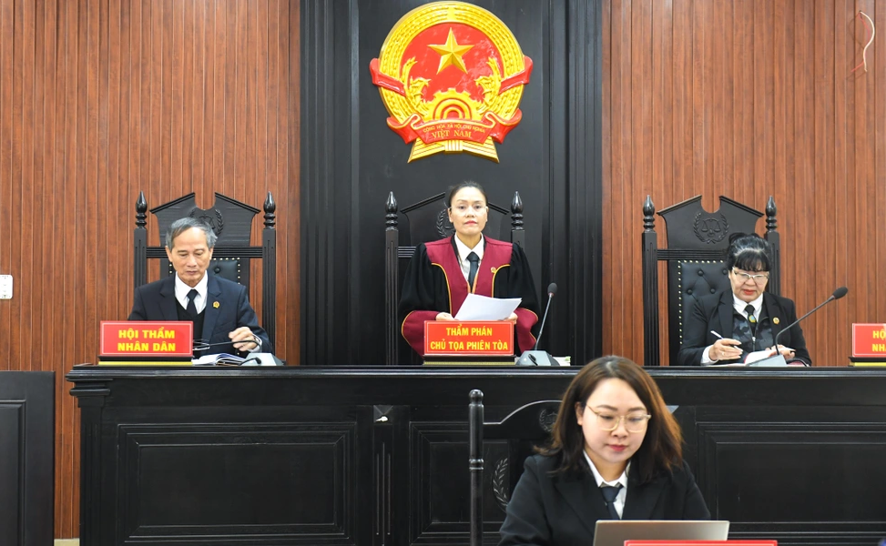 HĐXX công bố hoãn phiên xét xử.