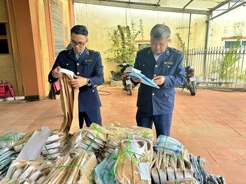 Tạm giữ 1.500 chiếc áo sơ mi nam không nguồn gốc xuất xứ tại Thái Nguyên