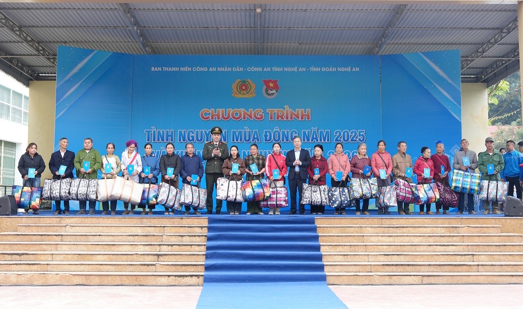 Trao quà tặng hộ dân có hoàn cảnh khó khăn.