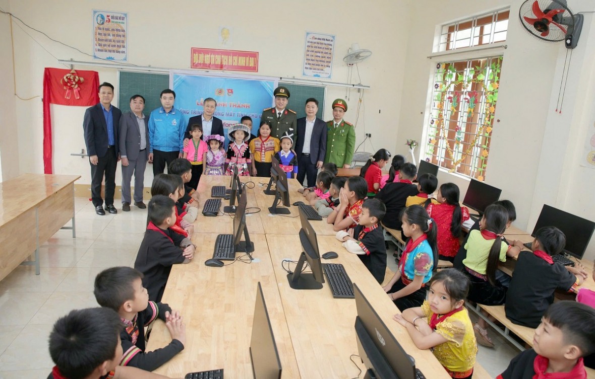 Trao 2 phòng Tin học tặng Trường Tiểu học Thạch Giám 1 và Tiểu học Thạch Giám 2, xã Tương Dương.