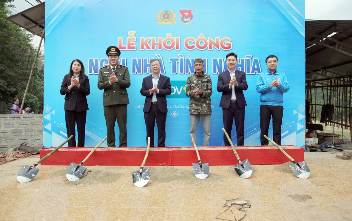 Khởi công xây dựng nhà tình nghĩa tặng 2 hộ dân có hoàn cảnh khó khăn tại bản Khe Kiền, xã Tương Dương.