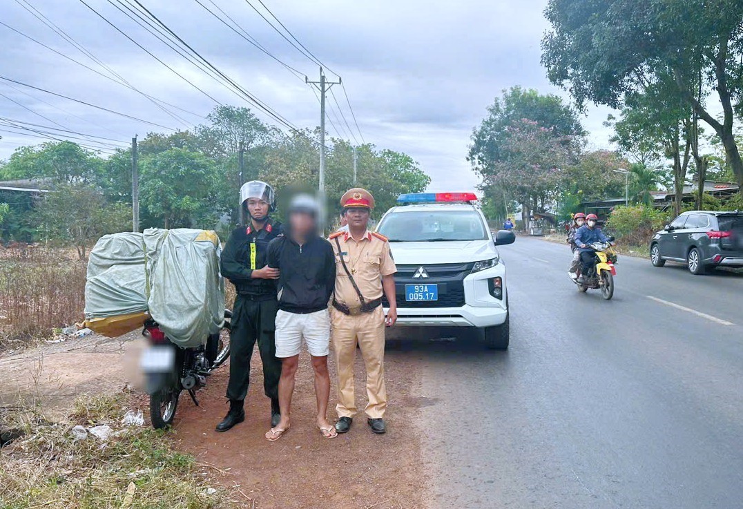 CSGT Đồng Nai bắt giữ vụ vận chuyển gần 1.500 bao thuốc lá ngoại nhập lậu