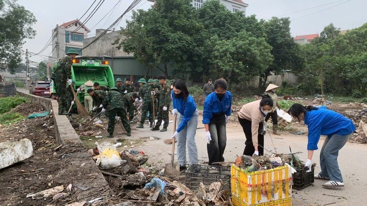 Lực lượng chức năng cùng người dân tích cực hưởng ứng, chung tay thu gom rác thải dọc 2 bên bờ sông Pheo.