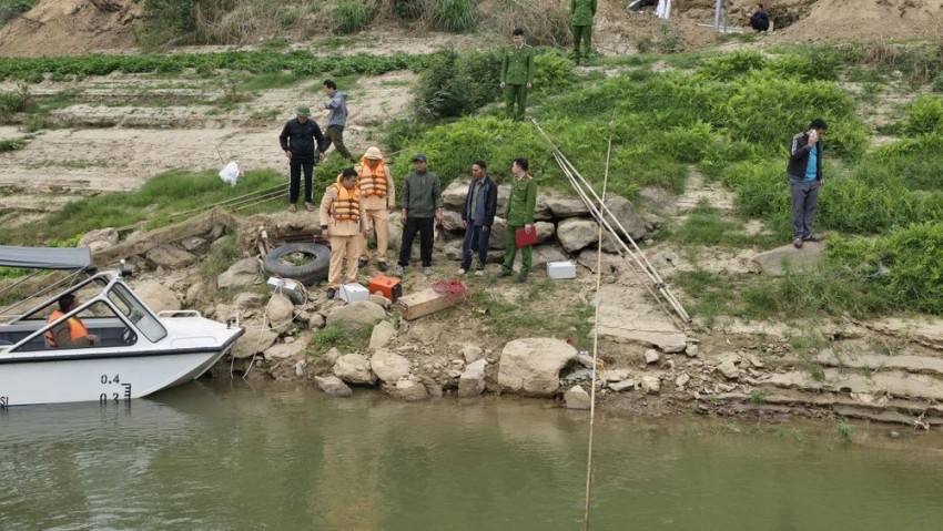 Liên tiếp phát hiện nhiều đối tượng dùng điện đánh cá trên sông Lô