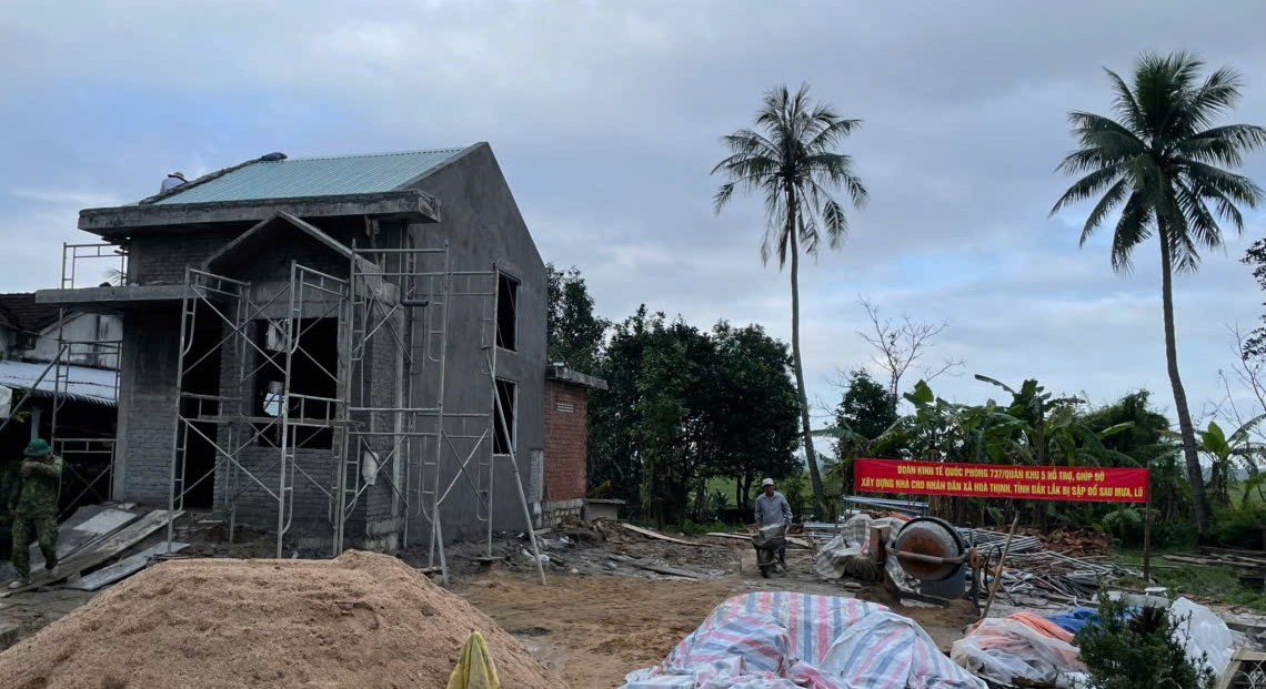 Những ngôi nhà của tinh thần đoàn kết dân tộc hiện hữu trên rốn lũ Hòa Thịnh.