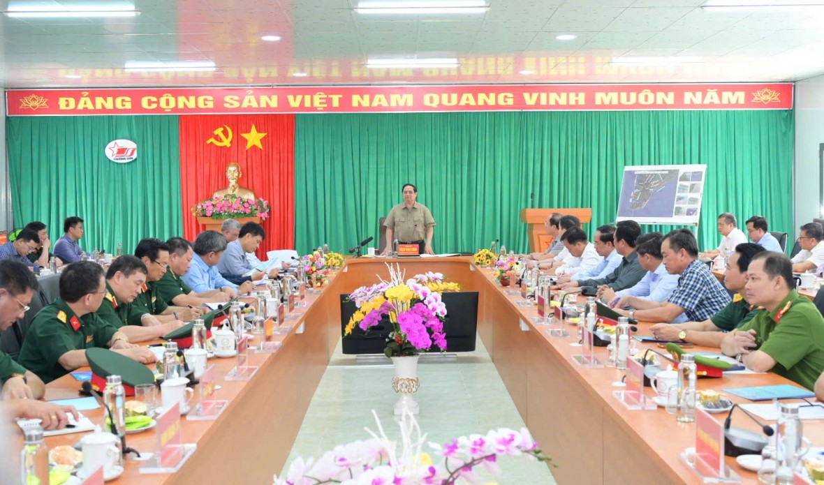 Thủ tướng Phạm Minh Chính kiểm tra tiến độ cao tốc Cà Mau - Đất Mũi và tuyến đường ra đảo Hòn Khoai