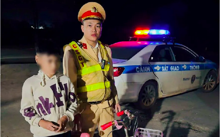 CSGT phát hiện cháu bé lúc 3h tại khu vực vắng người.