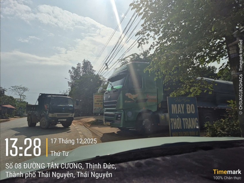 Tình trạng xe tải ra vào ngõ 8 đường Tân Cương tấp nập khiến cho người dân nơi đây bức xúc vì bụi, ô nhiễm môi trường ảnh hưởng đến giao thông.