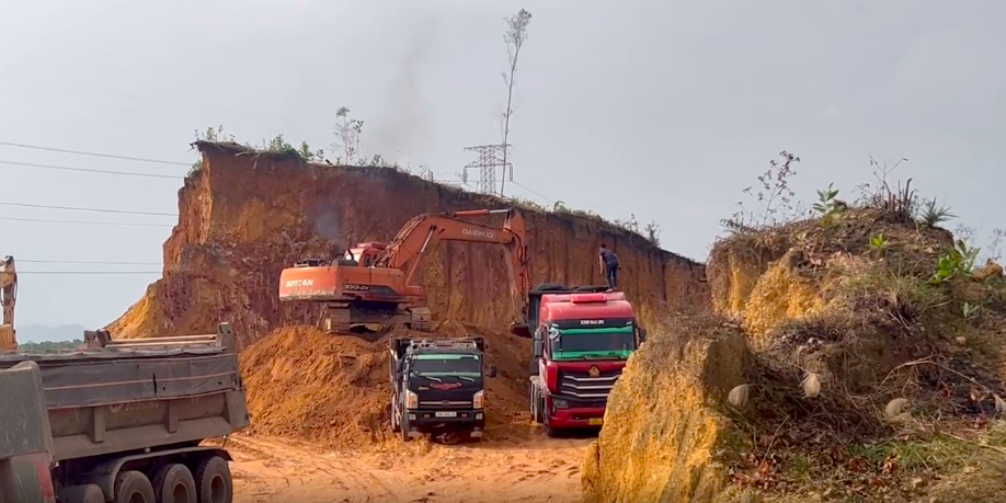 Tình trạng khai thác đất diễn ra công khai, rầm rộ tại ngõ 8 đường Tân Cương, thuộc xã Tân Cương, tỉnh Thái Nguyên.