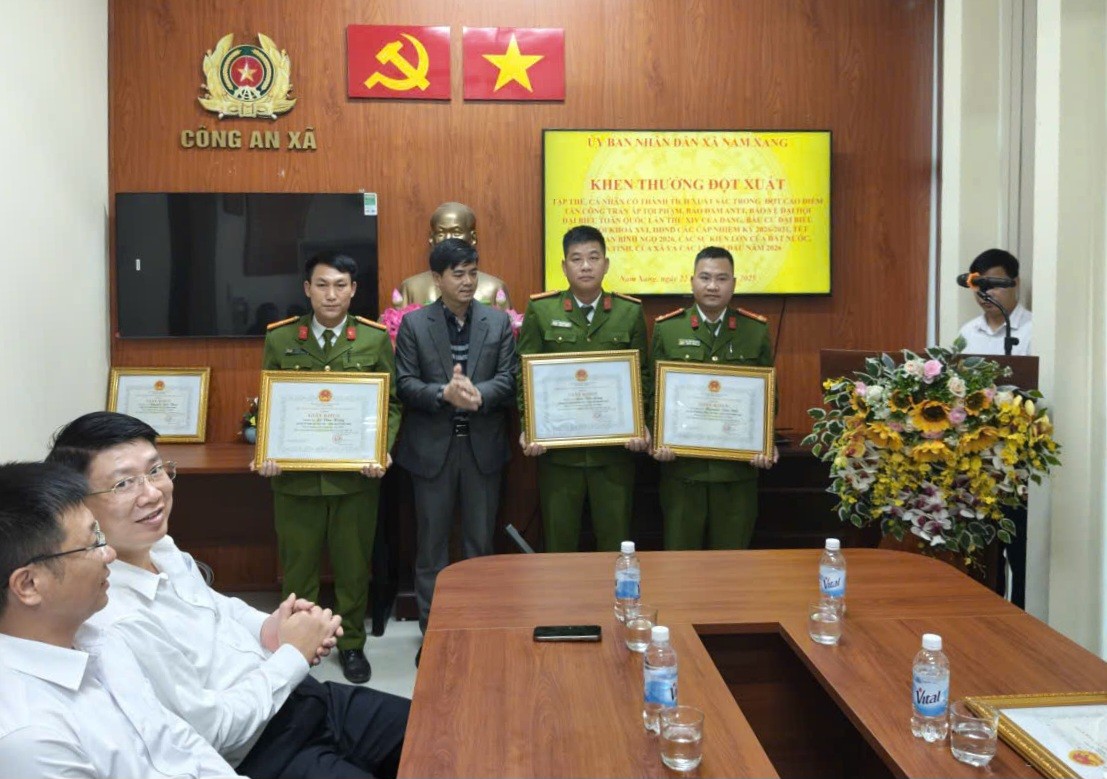 Khen thưởng đột xuất Công an xã Nam Xang vì thành tích phá nhanh vụ án ma túy