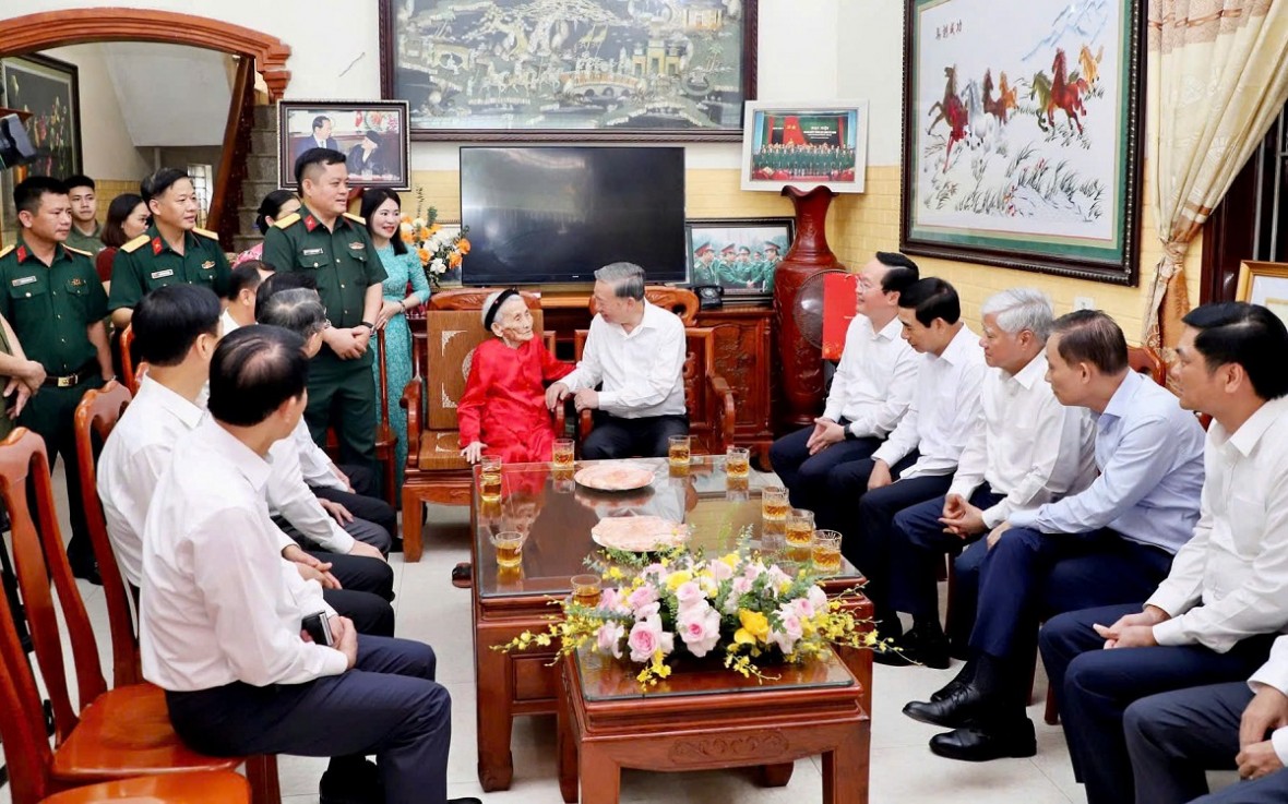 Đồng chí Tổng Bí thư Tô Lâm ân cần thăm hỏi sức khỏe mẹ Việt Nam Anh hùng Lê Thị Sáu.