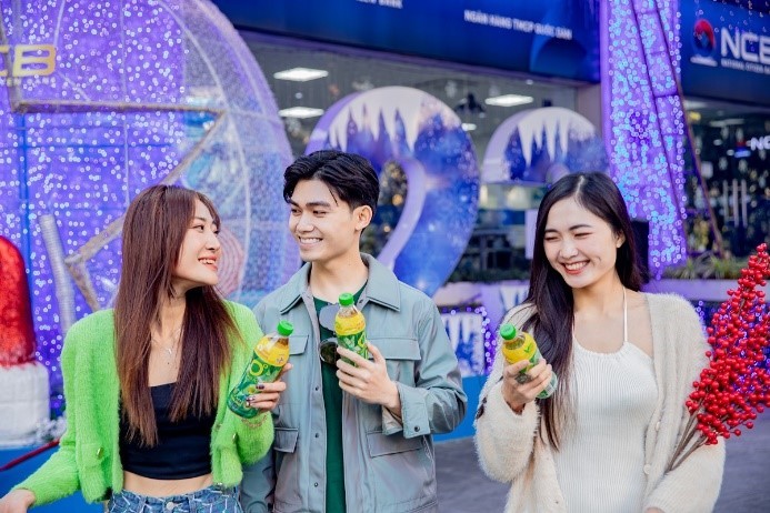 Với nhiều người trẻ, Tết là niềm vui mới, là hy vọng mới nên dù căng thẳng hay mệt mỏi tới đâu trong cuộc sống, những ngày cuối năm là lúc họ giải tỏa hết mọi lo lắng, muộn phiền cùng những chai Trà Xanh Không Độ để mang niềm vui, tiếng cười về cho gia đình trong ngày Tết.