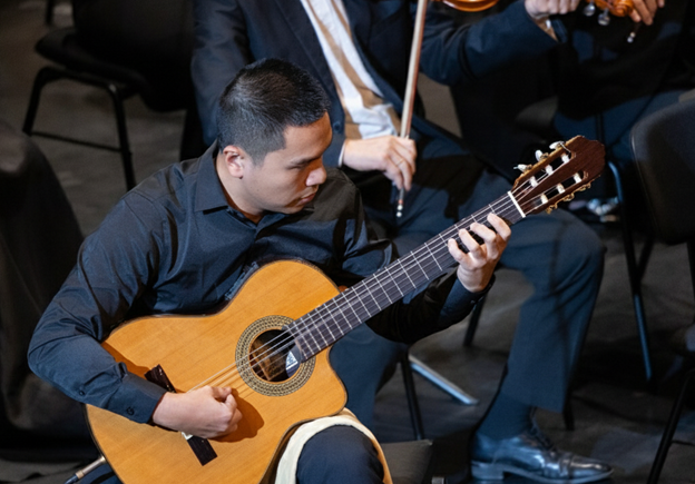 Ảnh: Phần trình diễn guitar đầy cảm xúc của nghệ sĩ Hoàng Tùng.