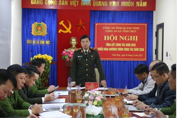 Thiếu tướng Nguyễn Tiến Trung - Giám đốc Công an Quảng Ninh dự và chỉ đạo công tác tại Công an xã biên giới Vĩnh Thực
