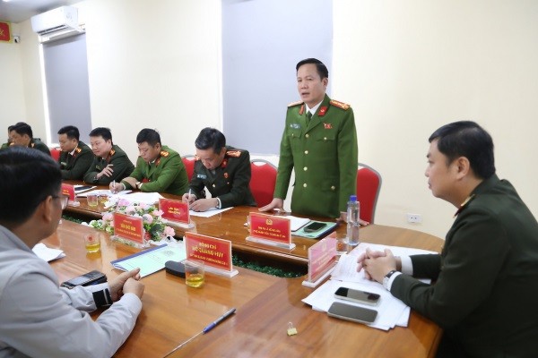 Thiếu tướng Nguyễn Tiến Trung - Giám đốc Công an Quảng Ninh dự và chỉ đạo công tác tại Công an xã biên giới Vĩnh Thực