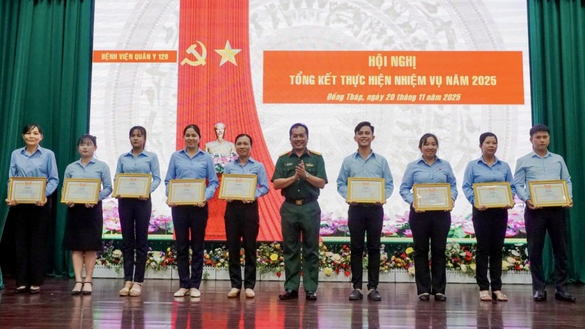 Bộ Quốc phòng tặng cờ đơn vị xuất sắc cho Bệnh viện Quân y 120 Bộ Quốc phòng tặng cờ đơn vị xuất sắc cho Bệnh viện Quân y 120