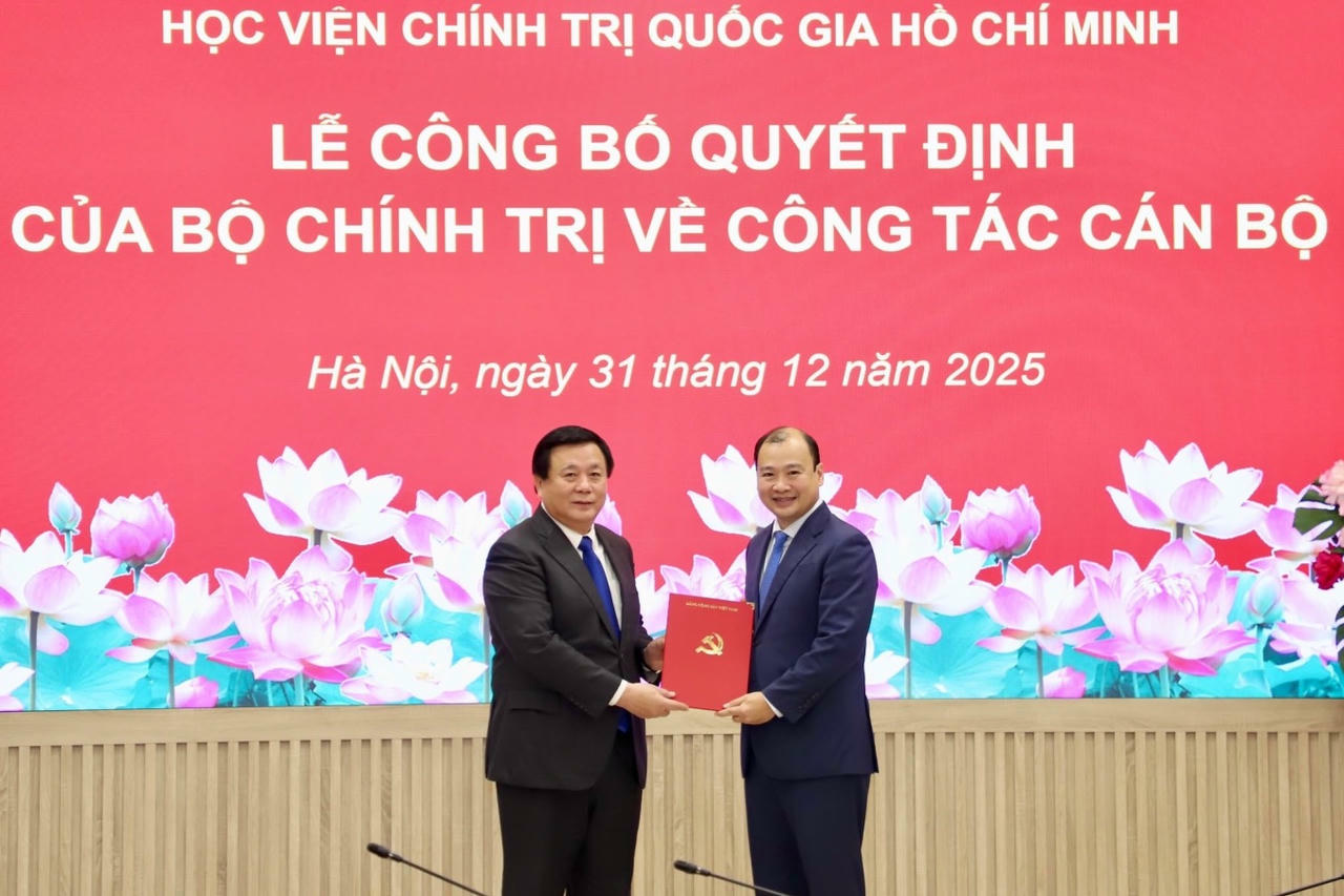 Gi&aacute;m đốc Học viện Quốc gia Hồ Ch&iacute; Minh trao quyết định cho &ocirc;ng L&ecirc; Hải B&igrave;nh. (Ảnh: thanhnien.vn)