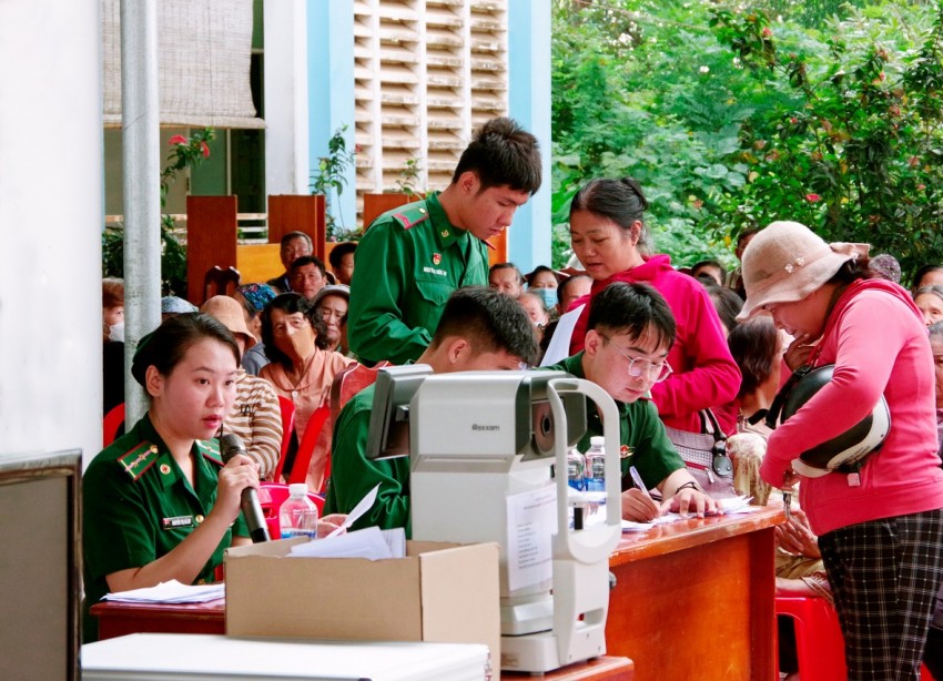 Lan tỏa “Ánh sáng tri ân” đến Nhân dân biên giới Tây Ninh