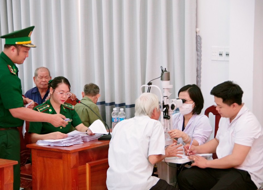 Lan tỏa “Ánh sáng tri ân” đến Nhân dân biên giới Tây Ninh