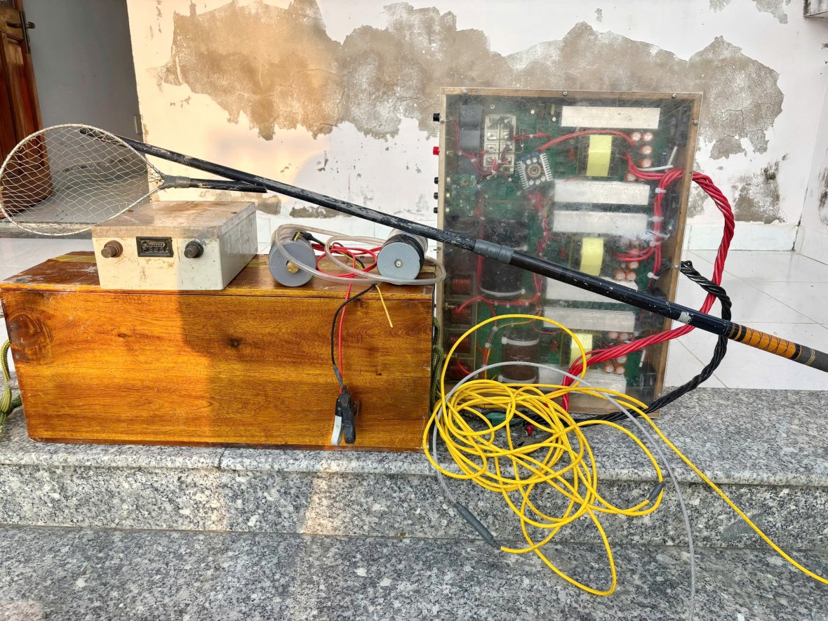 Cà Mau: Phát hiện, xử lý đối tượng dùng công cụ kích điện khai thác thủy sản trái phép trên biển