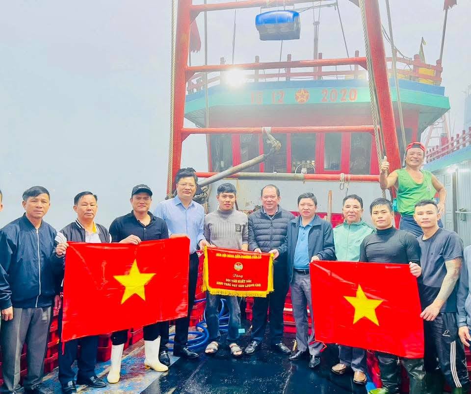 Lãnh đạo phường Cửa Lò động viên, khích lệ ngư dân.