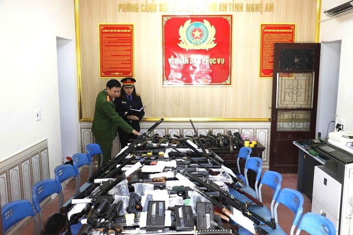 Nhiều vũ khí quân dụng bị thu giữ - Ảnh Công an Nghệ An.
