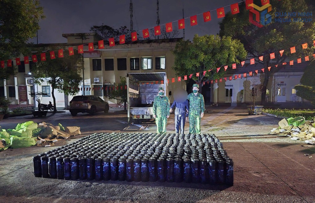 Biên phòng Quảng Ninh thu giữ 472 bình khí cười vận chuyển trái phép Biên phòng Quảng Ninh thu giữ 472 bình khí cười vận chuyển trái phép