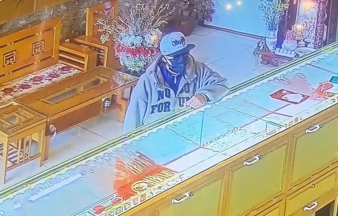 Công an truy bắt nghi phạm cướp tiệm vàng táo tợn tại chợ Nhân Cơ Công an truy bắt nghi phạm cướp tiệm vàng táo tợn tại chợ Nhân Cơ