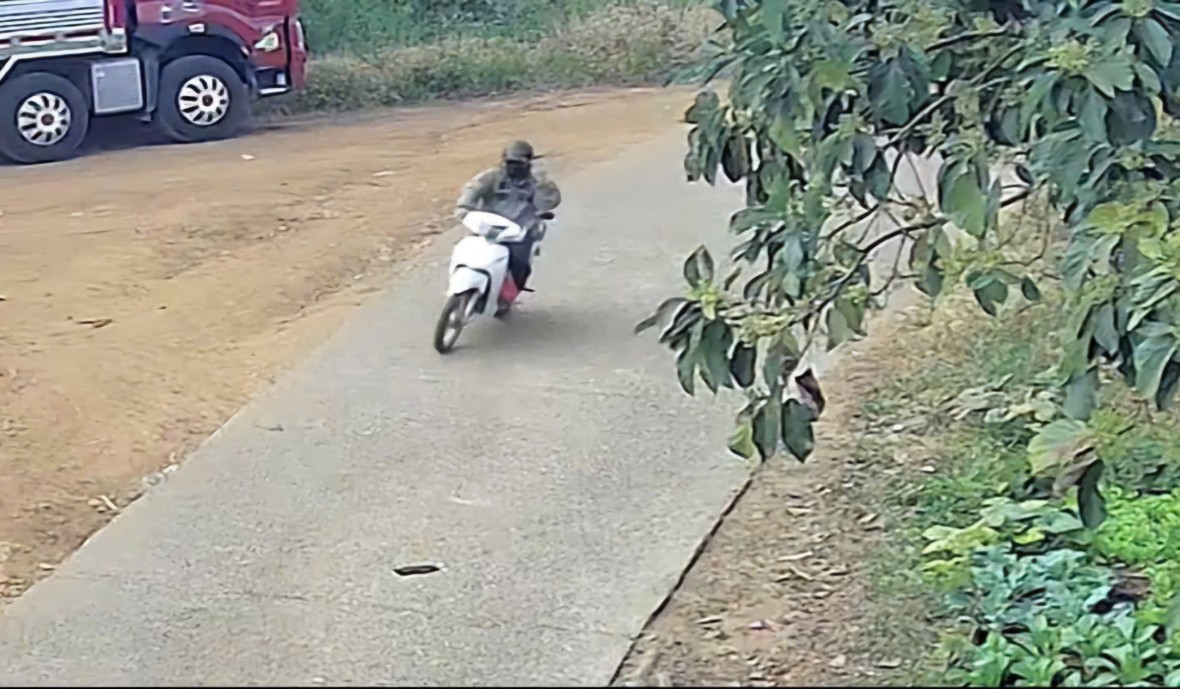 Công an truy bắt nghi phạm cướp tiệm vàng táo tợn tại chợ Nhân Cơ Công an truy bắt nghi phạm cướp tiệm vàng táo tợn tại chợ Nhân Cơ