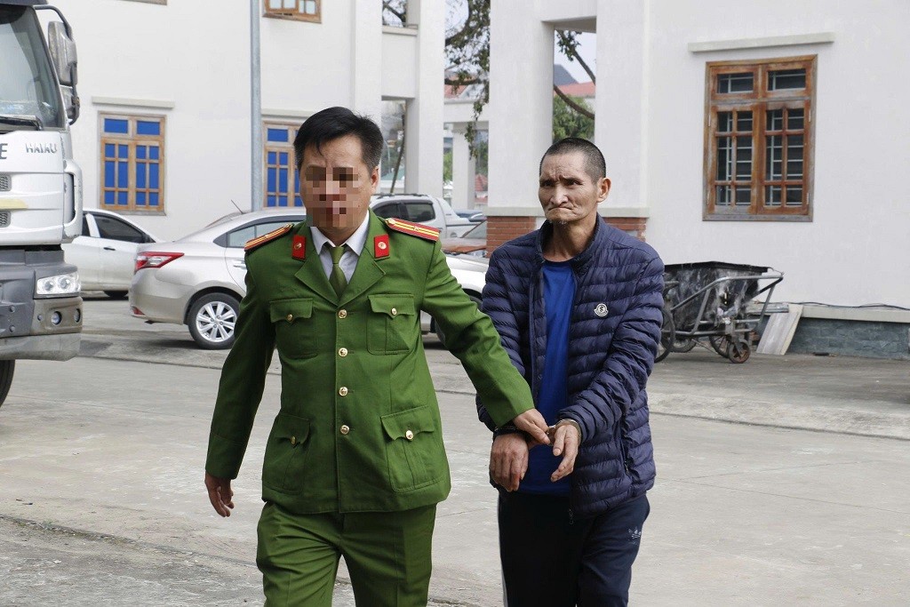 Sau hơn 20 năm lẩn trốn tại Lào, Thò Chá Xìa đã bị Công an bắt giữ - Ảnh Công an Nghệ An. Sau hơn 20 năm lẩn trốn tại Lào, Thò Chá Xìa đã bị Công an bắt giữ - Ảnh Công an Nghệ An.