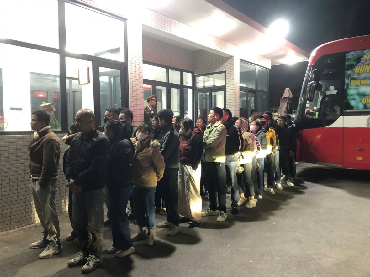 Bắt quả tang nhóm đối tượng đưa 32 người xuất cảnh sang Trung Quốc