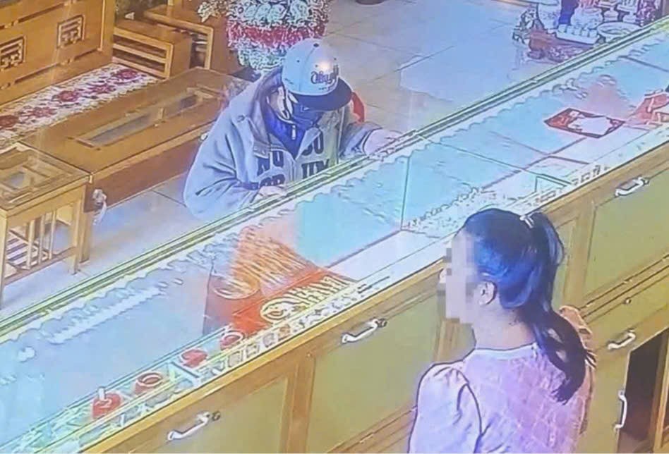 Bắt giữ nghi phạm cướp tiệm vàng chợ Nhân Cơ khi đang tìm cách trốn sang Lào