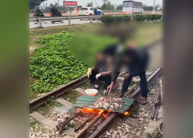 Xử phạt cặp vợ chồng ngang nhiên nướng đồ ăn trên đường sắt, gây nguy hiểm Xử phạt cặp vợ chồng ngang nhiên nướng đồ ăn trên đường sắt, gây nguy hiểm