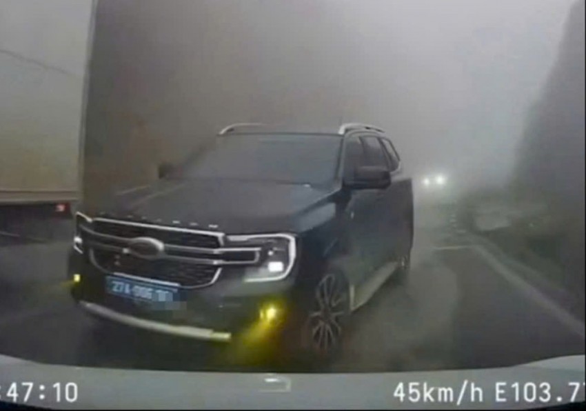 Xử phạt xe biển xanh vượt ẩu tại Lào Cai