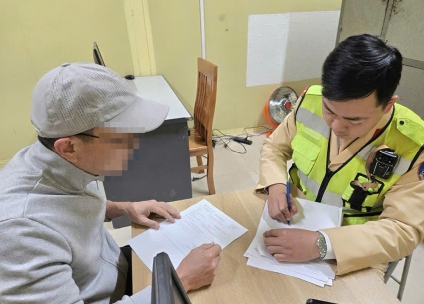 Xử phạt xe biển xanh vượt ẩu tại Lào Cai