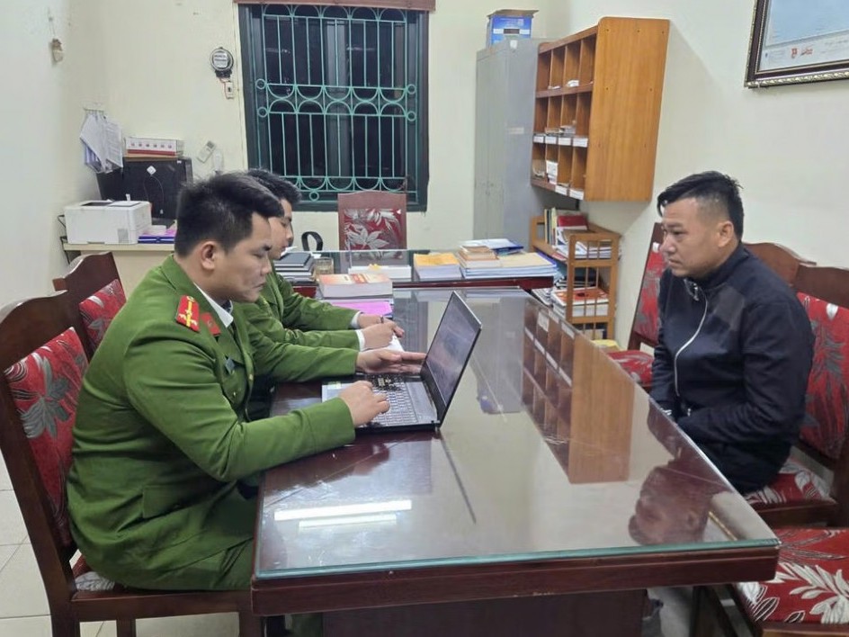 Tạm giữ đối tượng dùng súng đe dọa, gây thương tích cho vợ