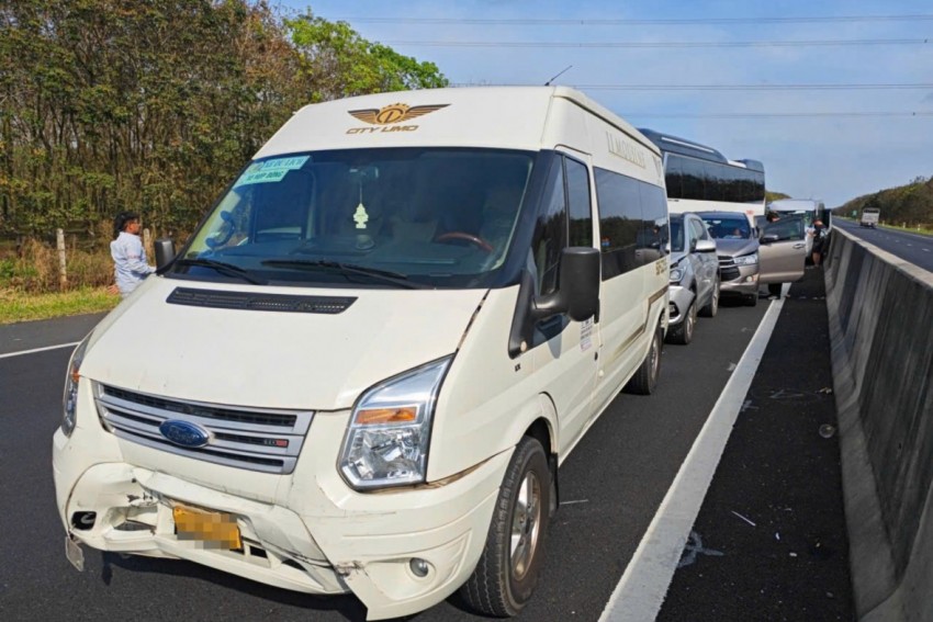 Tai nạn liên hoàn trên cao tốc Phan Thiết – Dầu Giây gây ùn tắc kéo dài 6km Tai nạn liên hoàn trên cao tốc Phan Thiết – Dầu Giây gây ùn tắc kéo dài 6km