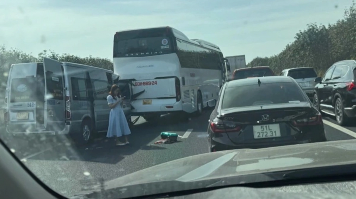 Tai nạn liên hoàn trên cao tốc Phan Thiết – Dầu Giây gây ùn tắc kéo dài 6km Tai nạn liên hoàn trên cao tốc Phan Thiết – Dầu Giây gây ùn tắc kéo dài 6km