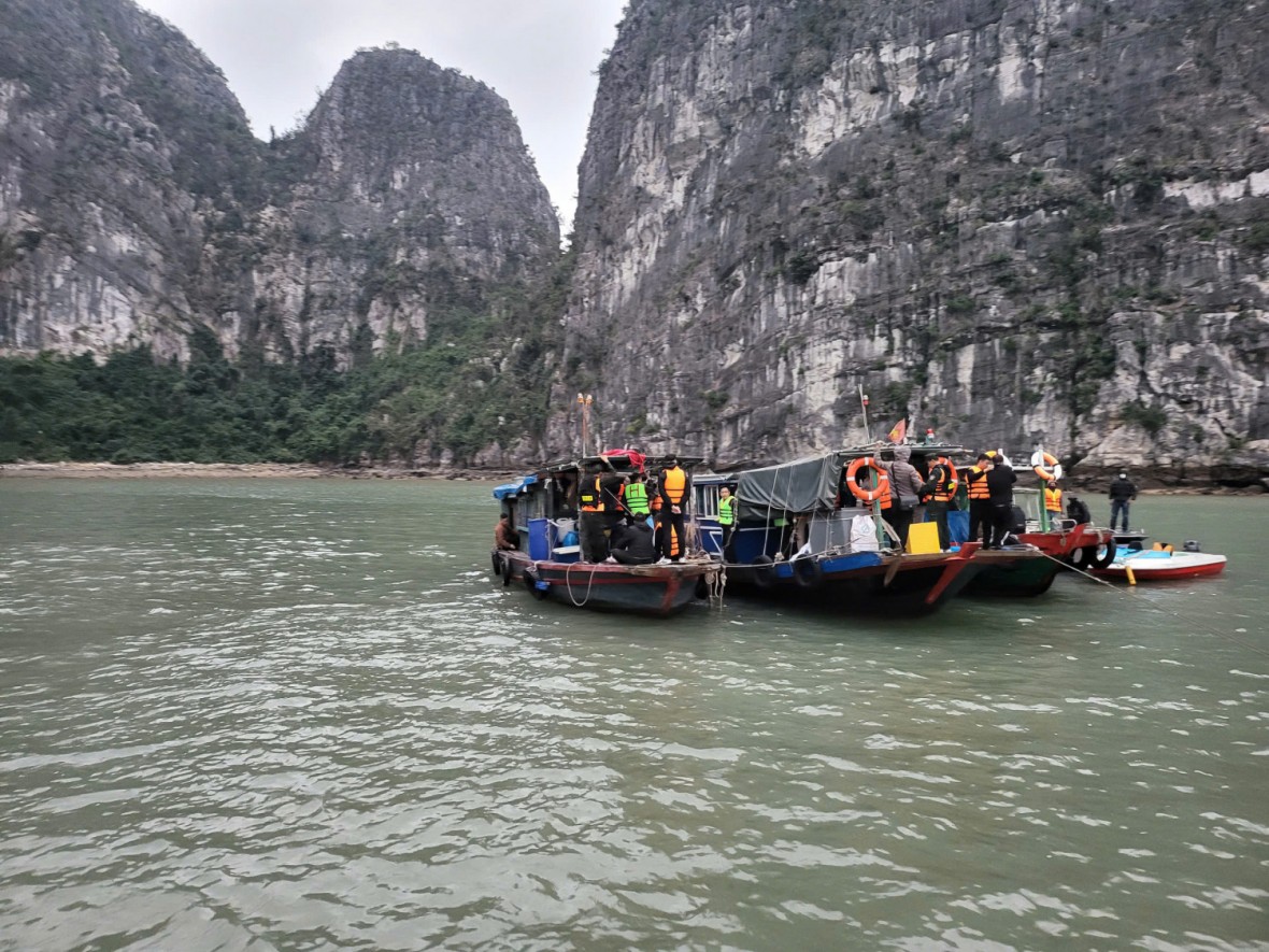 Triệt phá sới bạc trên biển Vịnh Hạ Long, tạm giữ 30 đối tượng