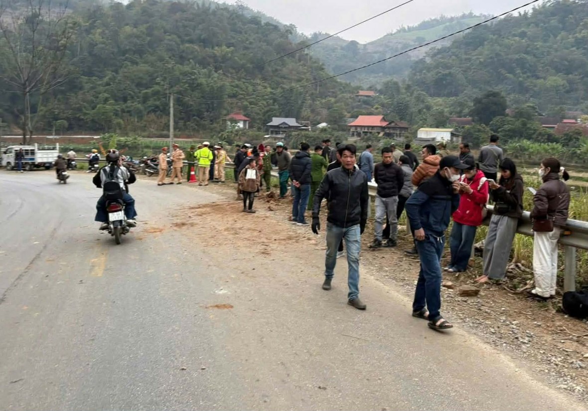 Lật xe khách ở Sơn La khiến 11 người bị thương