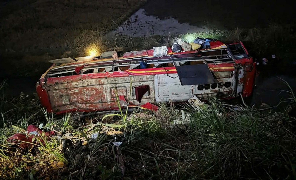 Lật xe khách ở Sơn La khiến 11 người bị thương