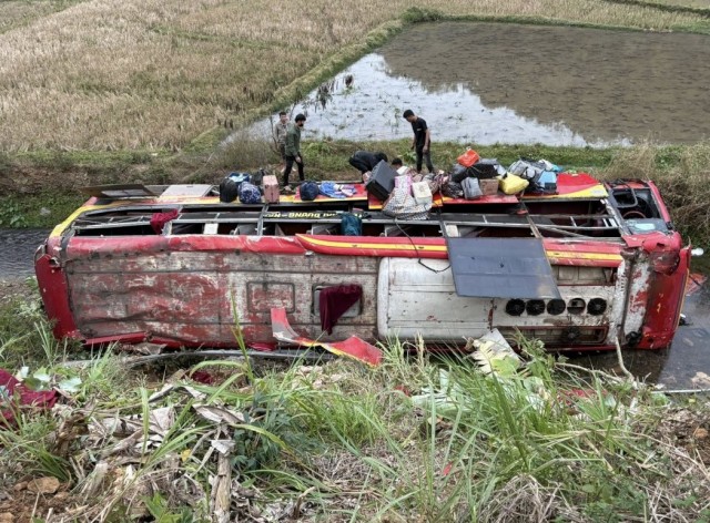 Lật xe khách ở Sơn La khiến 11 người bị thương