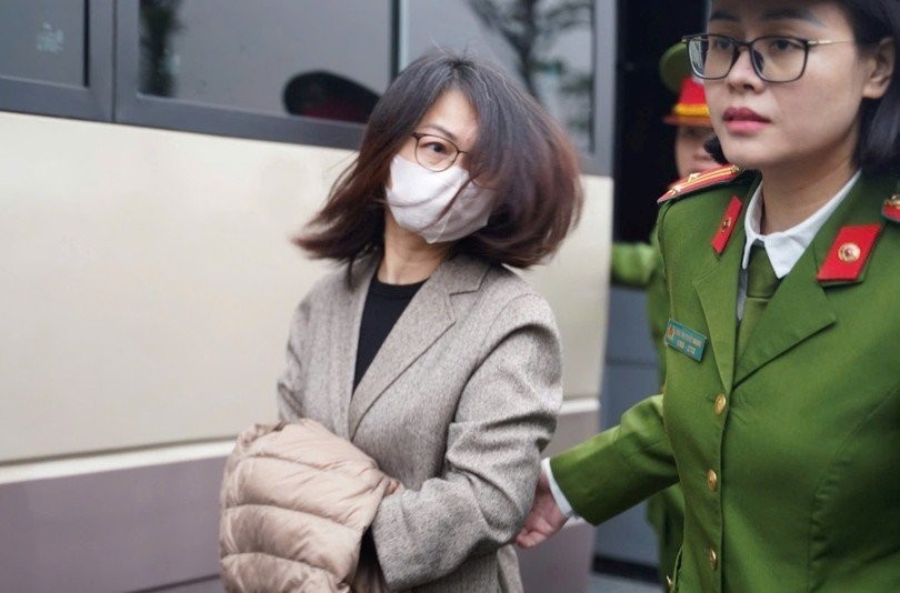 Đối với bị cáo Trần Việt Nga, cáo trạng xác định trong thời gian giữ chức Phó Cục trưởng (từ tháng 7/2018 đến tháng 9/2024) và sau đó là Cục trưởng, bị cáo thường để hồ sơ quá hạn, không ký duyệt hoặc trả lại với lý do không rõ ràng; đồng thời yêu cầu cấp